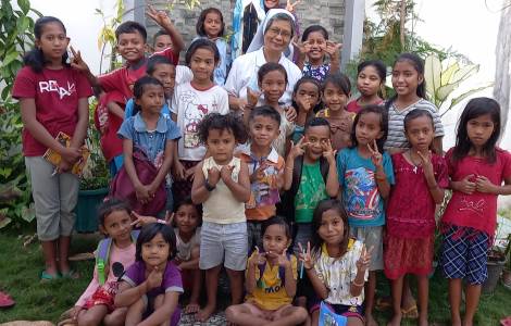 AgenciaFidesEs's tweet photo. ASIA/TIMOR ORIENTAL - ¿Monjas o guerrilleras? Las aventuras misioneras de las Hermanas Salesianas en las montañas de Timor Oriental: Dili - "Yo quería llevar a Jesús a la gente, pero fueron ellos los que me llevaron a Él". Así es como la hermana Maria Fe… https://t.co/dMKuKGbhoQ https://t.co/ymTkwy4GOz