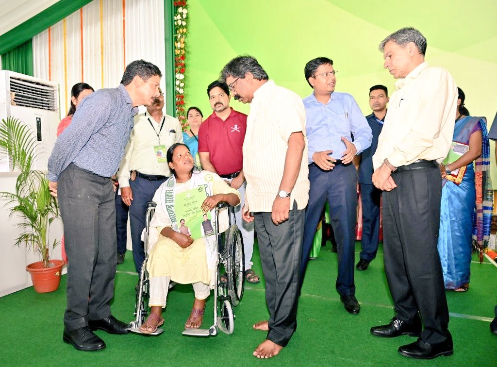 CM हेमंत सोरेन ने 2550 युवाओं को सौंपा नियुक्ति पत्र, कहा- वादे पूरा कर रही सरकार-CM Hemant Soren handed over appointment letters to 2550 youths, said- the government is fulfilling its promises