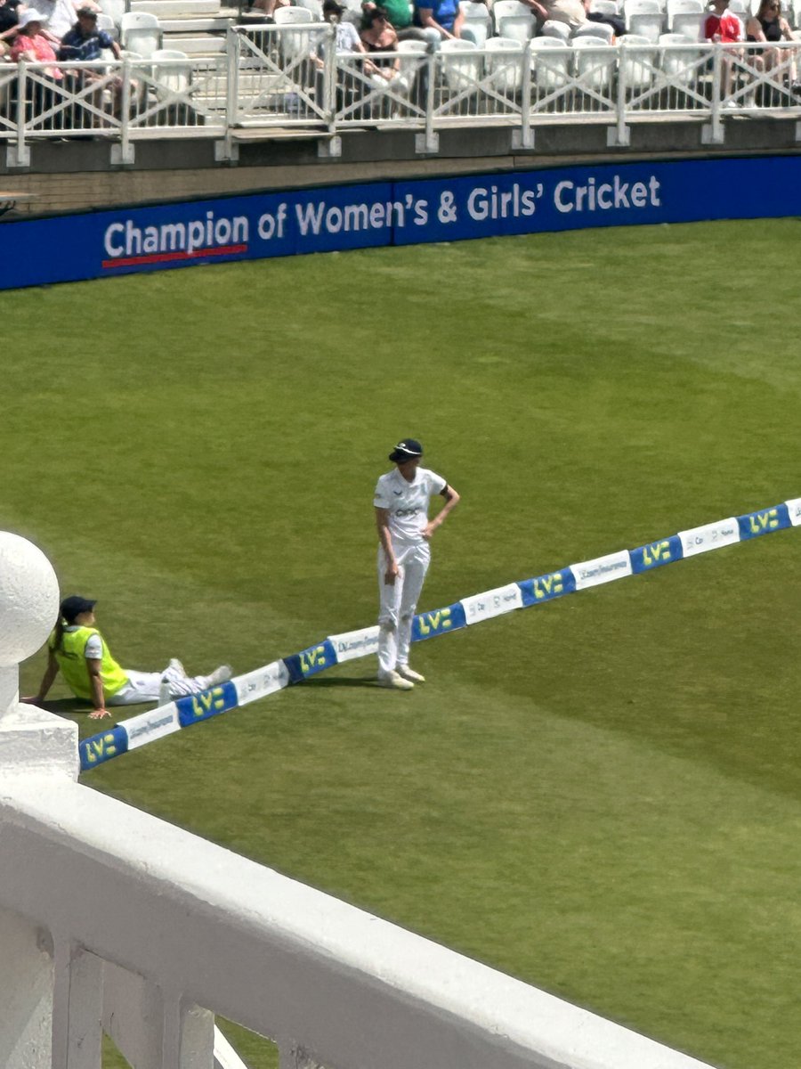 Lauren Filer spent a majority of that over describing just how she got her maiden Test wicket to her teammate. And why not. It’s sweet how amused her slip-cordon has been with her run-up & her dropping the ball. But they enjoyed the Mooney wicket a lot more #WAshes