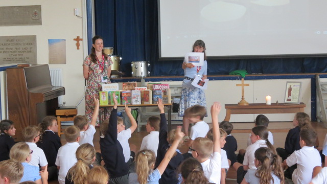 thewealdcofe's tweet photo. Thank you to @dorkinglibrary for our assembly at the beginning of the week. Children seemed excited to hear all about the Summer Reading Challenge which runs from 8th July-23rd September #weareauthors #readingchallenge #summerreadingchallenge #dorkinglibrary #developimaginations https://t.co/cXT0Tn8Jqu