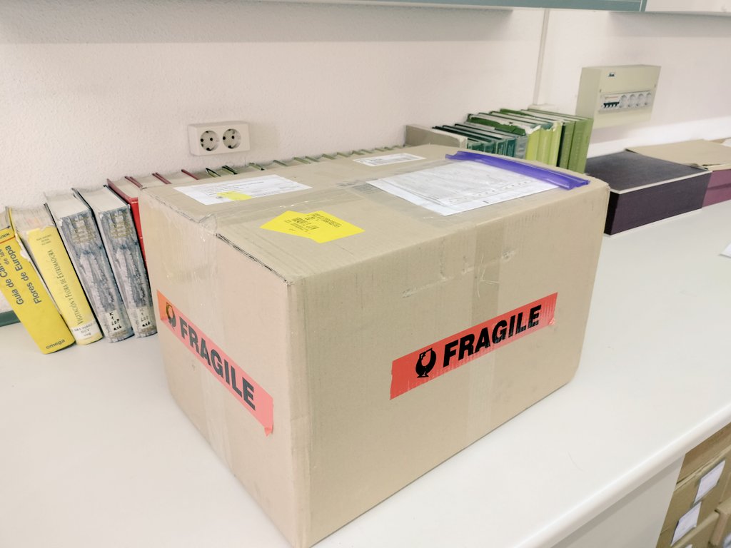 UCMflaglab's tweet photo. What a treat! Unboxing of the Australian specimens collected during our trip, just arrived from Canberra https://t.co/sgBiAjuav8