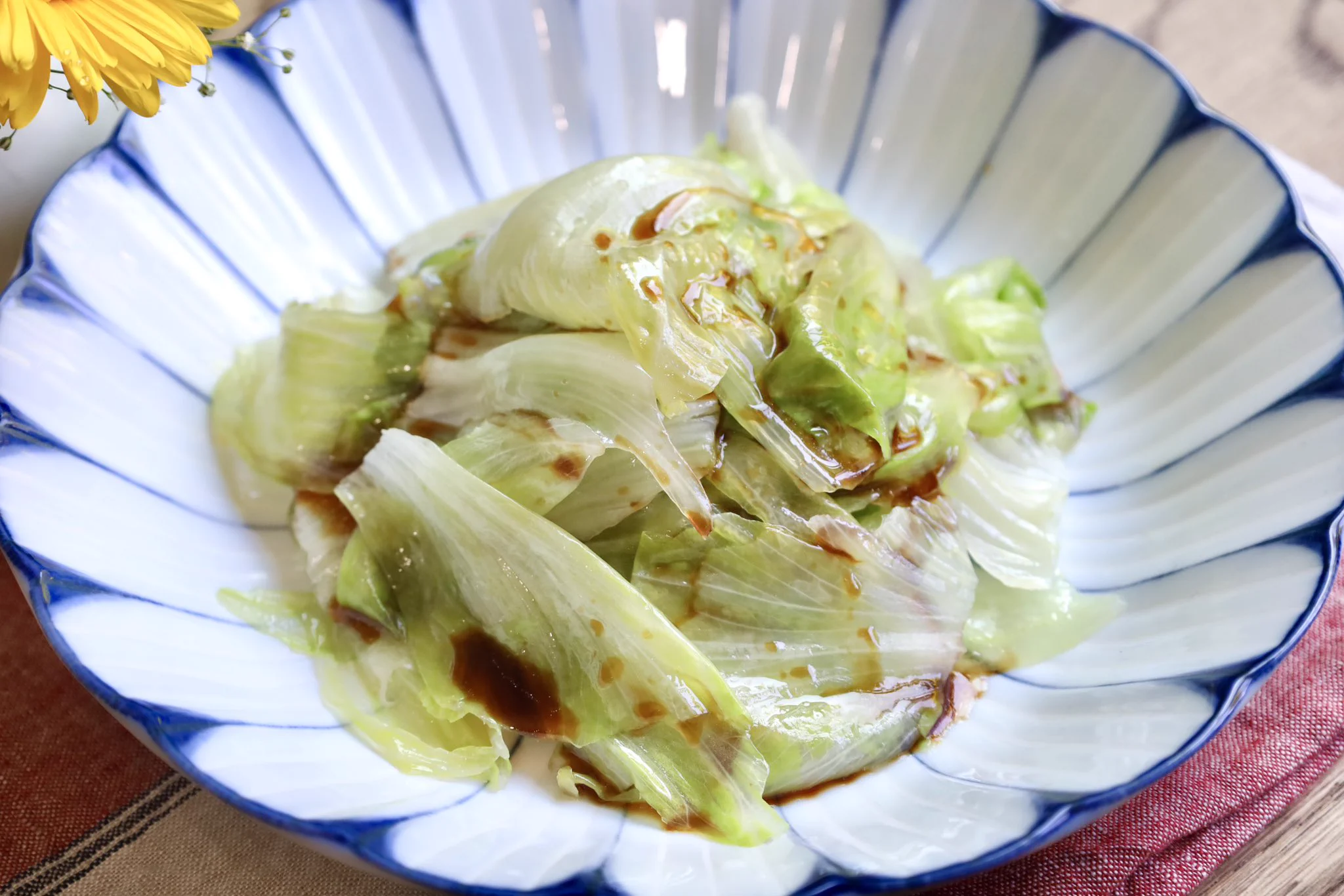 冗談抜きでレタスが一玉ペロッとなくなる♪地味だけど美味しい『レタスの湯引き』