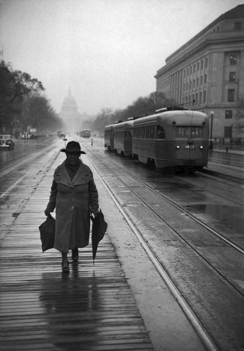 “La única regla del viaje es: no vuelvas como te fuiste. Vuelve diferente”. Anne Carson 📷Henri Cartier-Bresson