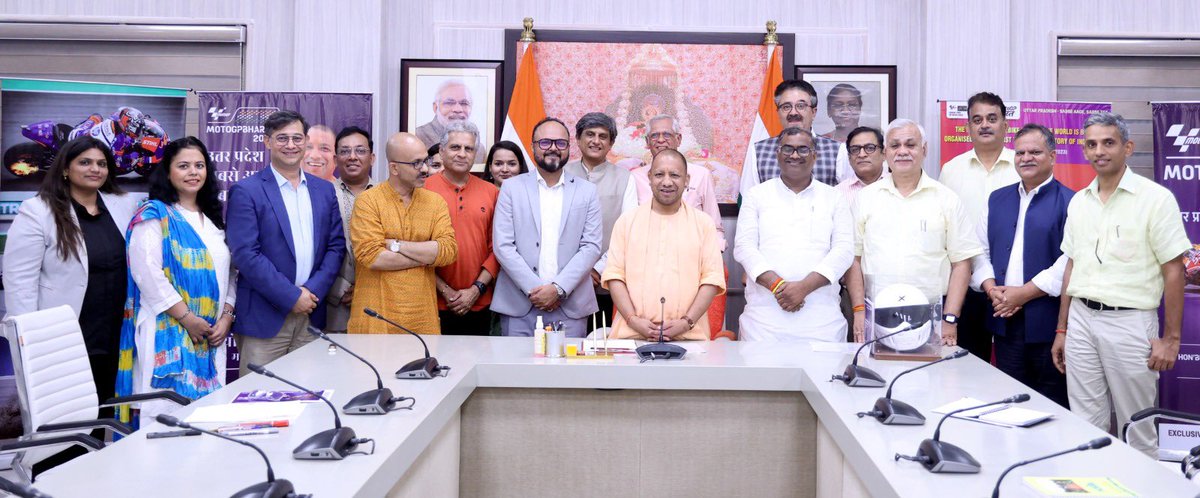 ShishirGoUP's tweet image. मुख्यमंत्री @myogiadityanath जी ने किया &apos;मोटो जीपी भारत&apos; 2023 के पहले रेस के पहले टिकट का अनावरण।
आयोजनकर्ताओं ने मुख्यमंत्री को भेंट किया स्पेनिश राइडर इनिया बास्टियानिनी की ओर से हेलमेट।
#YogiForMotoGP