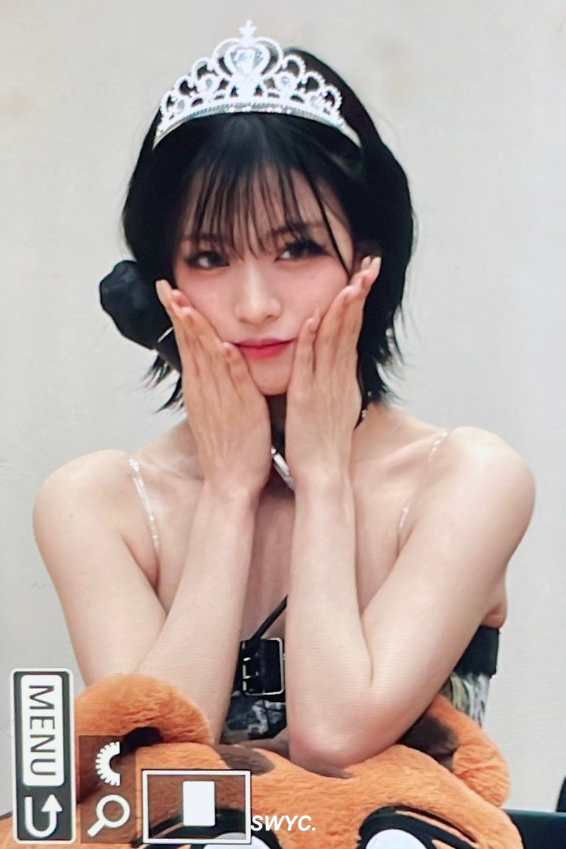 sw_chaeyoung's tweet photo. 230622 Prev.

큰 다람쥐 작은 다람쥐 더 작은 다람쥐

#프로미스나인 #이채영
#fromis_9 https://t.co/1M03B6qzwT