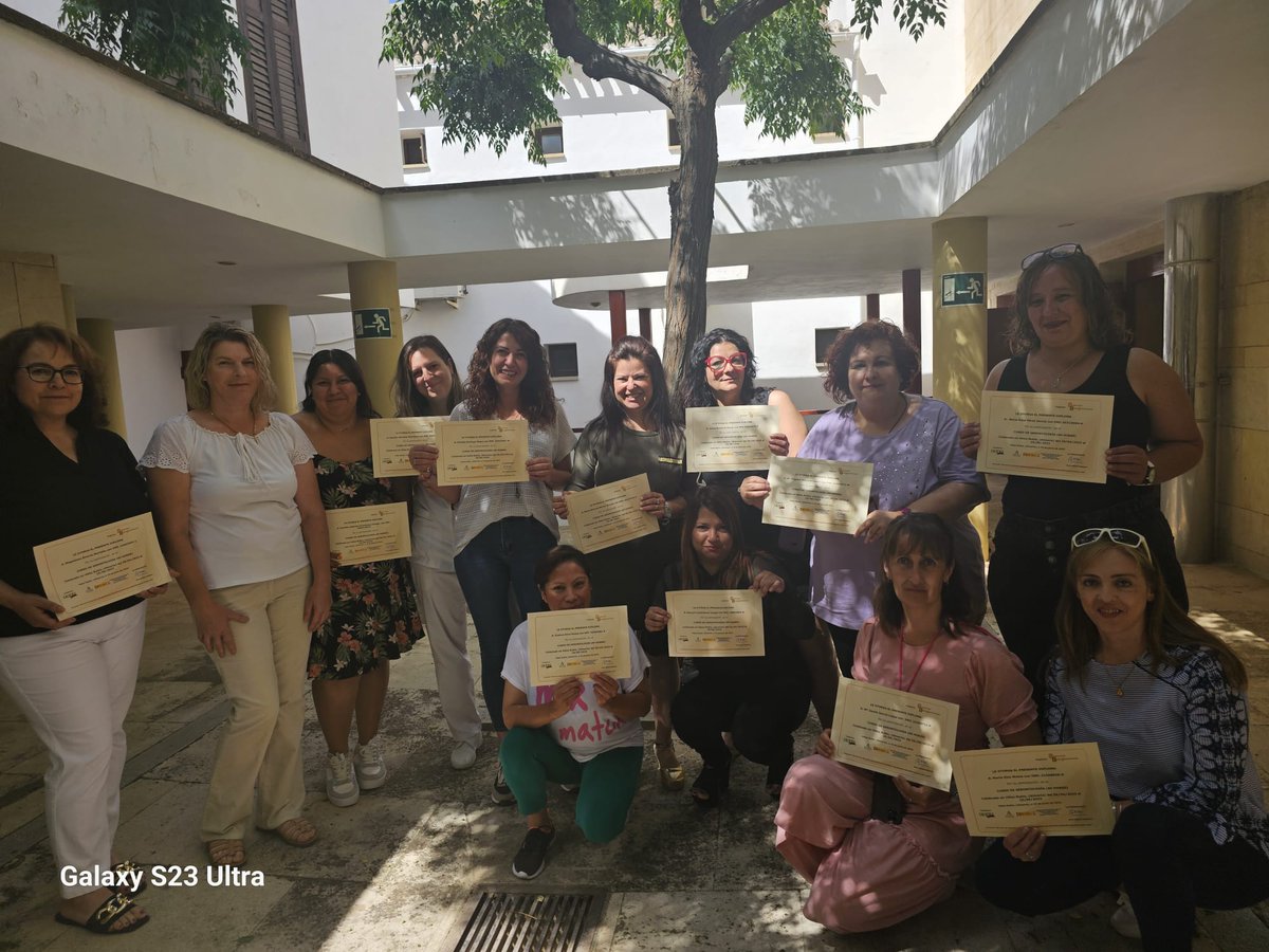 SolidaridadIn's tweet photo. ✨¡Día emocionante!
🎓Entrega de diplomas del Curso de #Gerontología #VélezRubio #Almería #ProgramaFamilia.
💙Una experiencia enriquecedora, llena de aprendizaje.
⭐️Gracias por el compromiso y la participación. ¡Seguimos trabajando juntas en el cuidado de los mayores! https://t.co/4yF86Cf3Wf