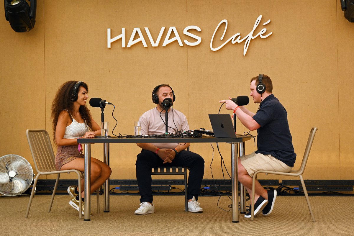 For the final #MeaningfulMediaPodcast live from the #HavasCafe in Cannes, Ben Downing, Kevin Paskins and @van_essalopez discuss how can brands nurture fandom - thank you for your inspiring words!
@twitch #HavasMediaNetwork #HavasCannes #CannesLions2023 #OneHavas