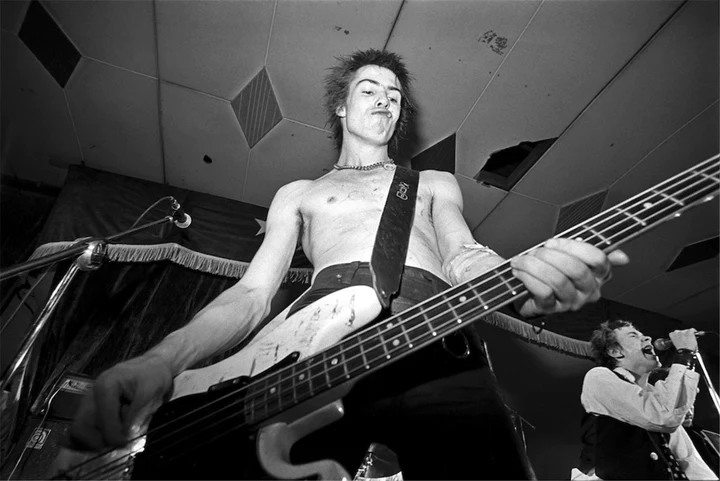 Sid Vicious and Jonny Rotten of the Sex Pistols, 1978. Photo by Lynn Goldsmith. 

#SidVicious #70s #70smusic #70srock #punk #newwave #postpunk #rock #rockmusic #music #alternativemusic #alternativerock #musicphoto #rockhistory #musichistory