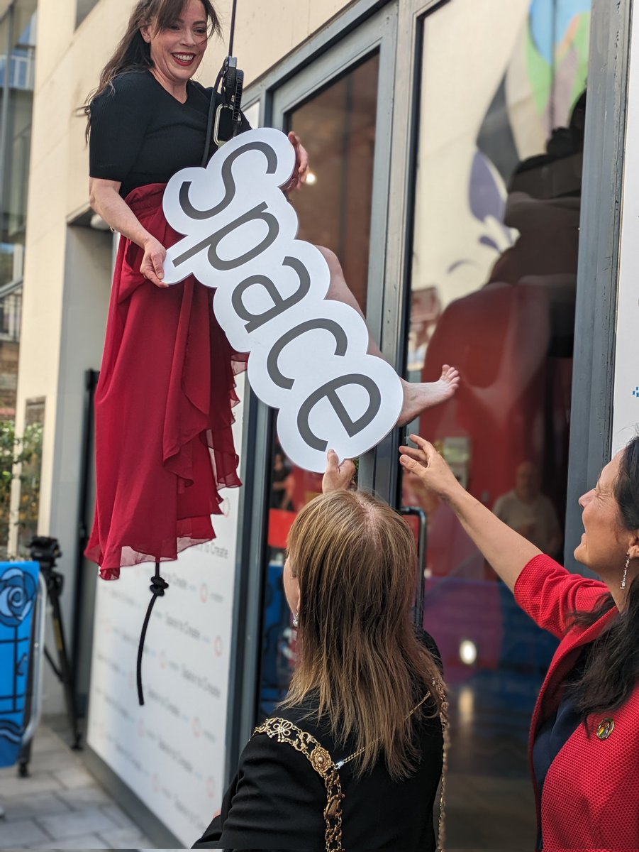 cathmartingreen's tweet photo. Our artists are the beating heart of our city

Lovely to meet some of them today at the #SpaceToCreate launch

+ enjoyed catching up with @greenparty_ie Lord Mayor and Councillors who are important advocates for the sector https://t.co/mXI0ylsgUu
