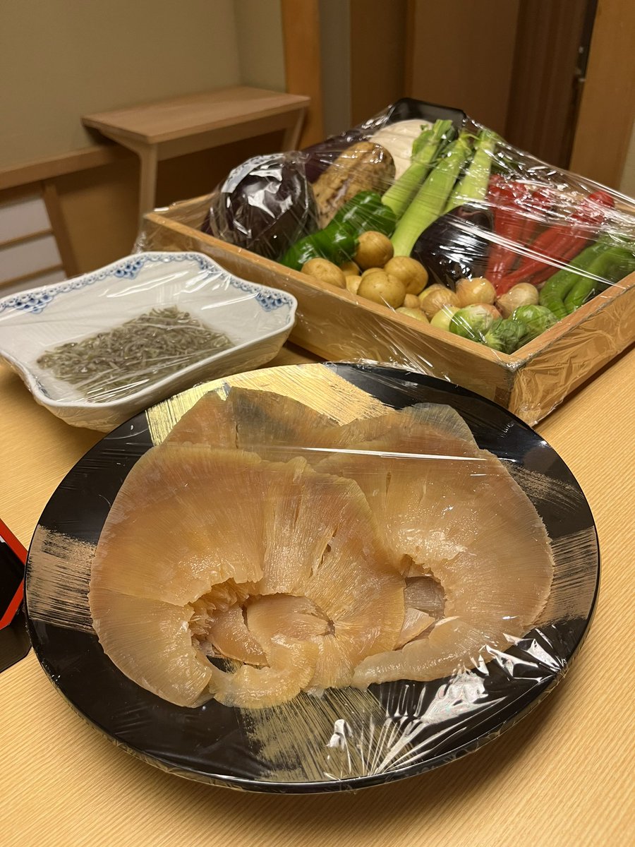 Macarthur_X's tweet photo. ひたすら食って飲む。 https://t.co/B73FU22r6B