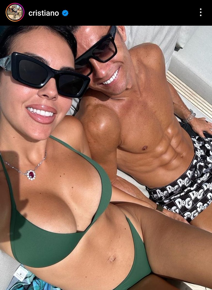 incluso habiendo un par de tetas a la izquierda, lo único en lo que me fijo es en él, que gay soy