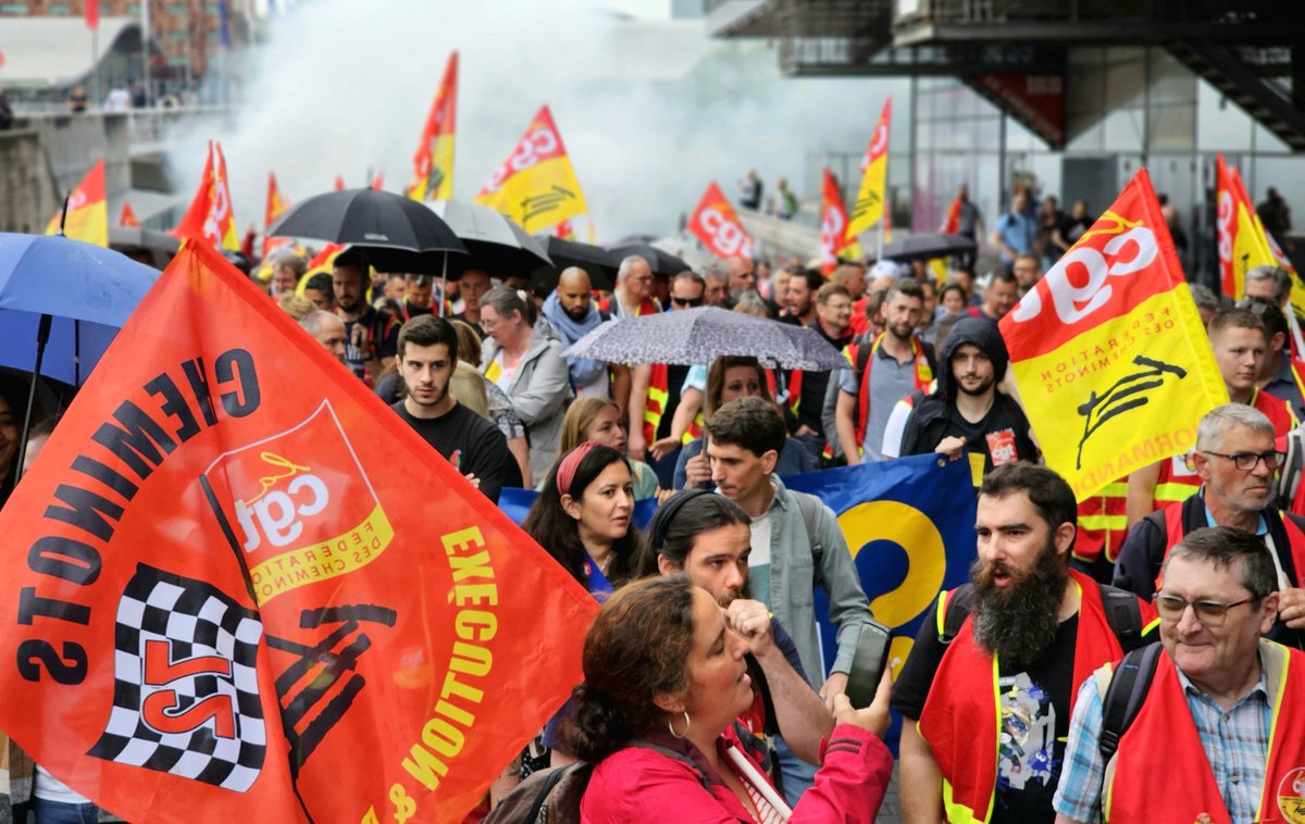 leilachaibi's tweet photo. Liquider Fret SNCF en pleine crise écologique, une aberration !

À Lille aux côtés des syndicats et elu•es @InsoumisHDF contre le démantèlement de #Fret_SNCF et la mise en concurrence des TER.

La bifurcation écologique ne se fera pas sans un service public ferroviaire fort ! https://t.co/jqrPs4jvU5