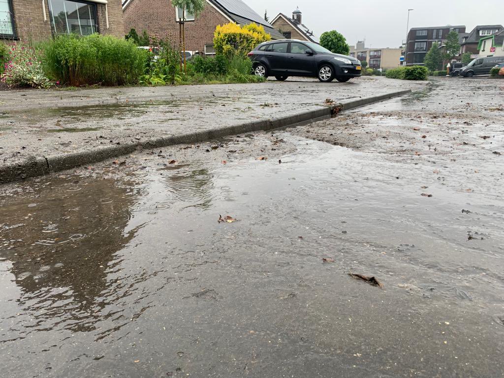 @gemeentevenlo En een tip: Ga niet in een ondergelopen straat zwemmen/badderen. Is natuurlijk verleidelijk maar schoon is het water zeker niet. Als het water weg is blijft er nogal wat achter💩💩 (foto). #wateroverlast #regen #neerslag #onweer