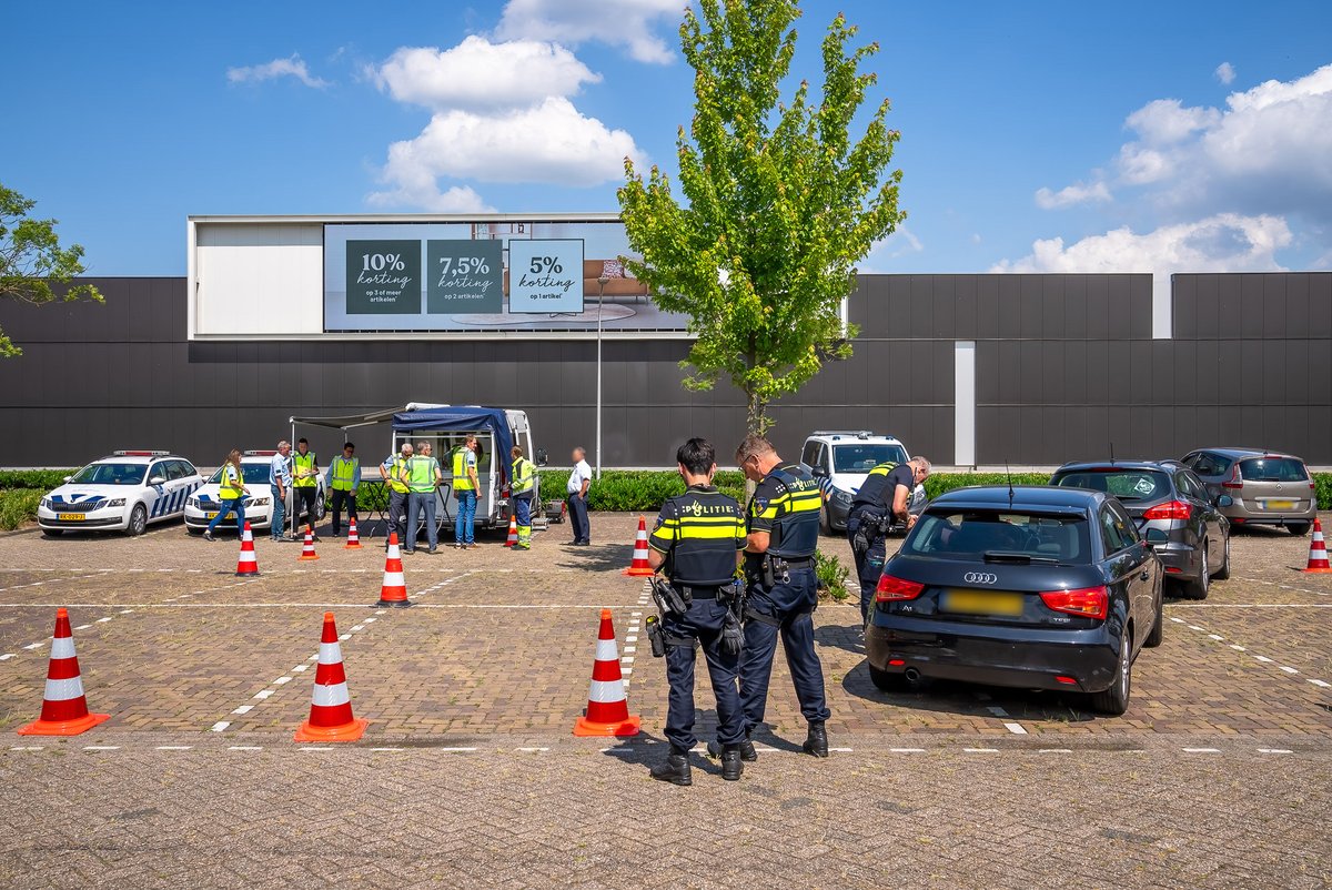 Reality_Photo's tweet photo. Bij een verkeerscontrole in Waalwijk heeft de Belastingdienst gisteren 26.000 euro aan openstaande vorderingen geïnd. De controle werd gedaan door politie, de Belastingdienst en de Inspectie Leefomgeving en Transport.

https://t.co/L7veIgKeH9 https://t.co/fsEI18g6Oj
