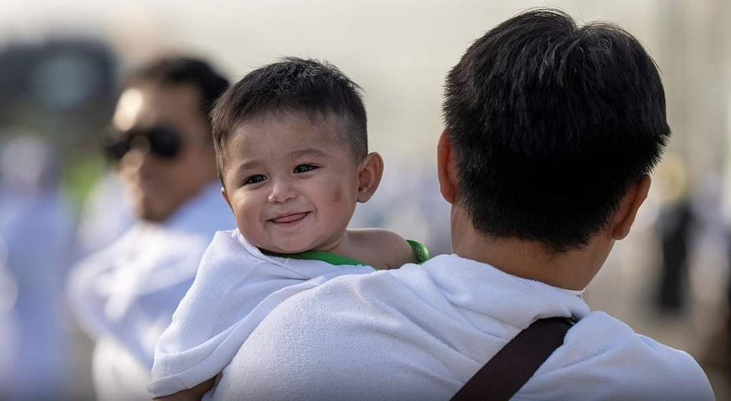 A Korean child with his father on a pilgrimage visit.♥️#Hajj2023

#Titanic #FF16 #OceansGate #ShameOnHEC #Hajj1444 
#بے_مثال_5_سال #heatwave