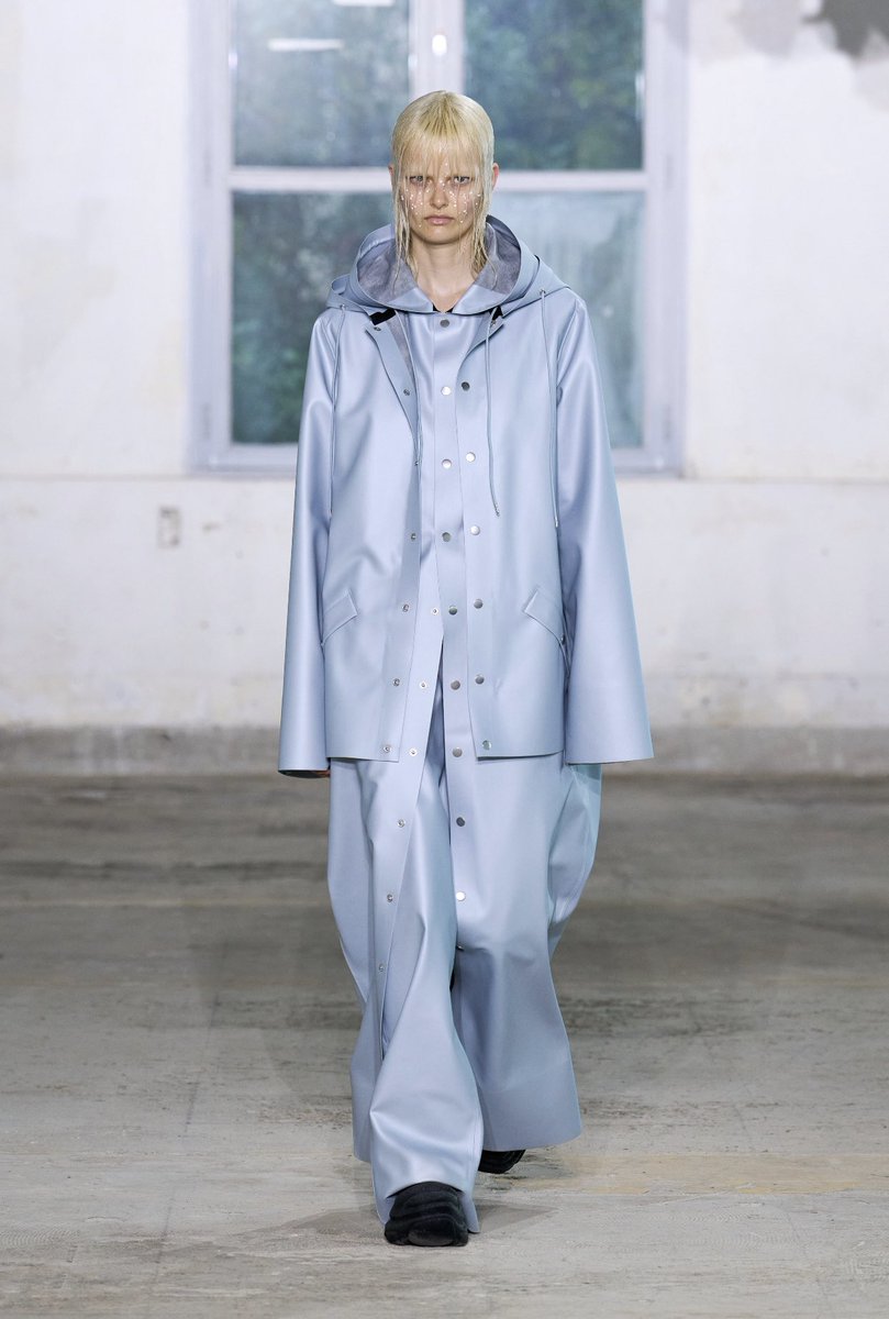 gigiwritesss's tweet photo. Only going out in the rain if I’m wearing one of these RAINS SS24 looks. https://t.co/rwaA8upFKO