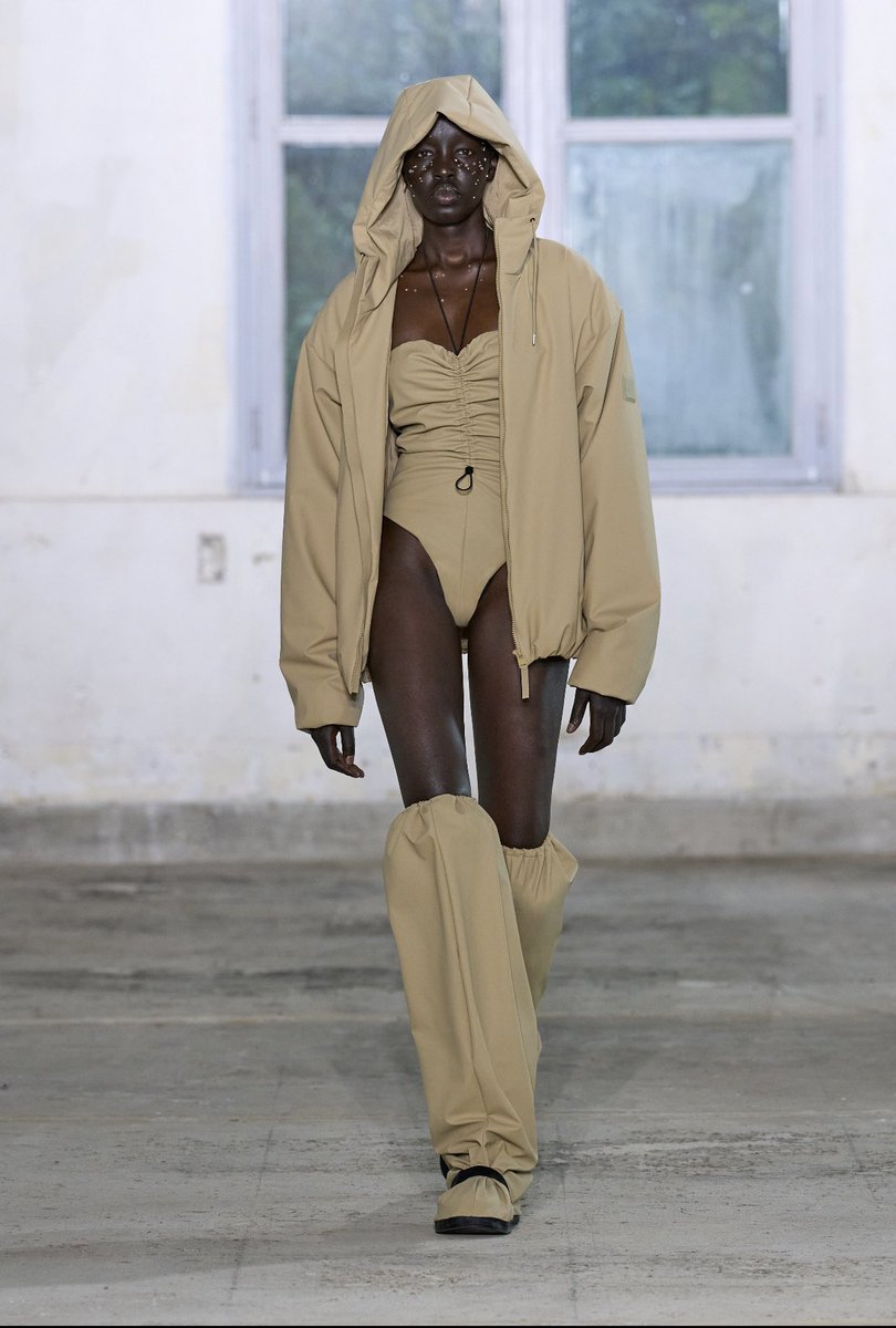 gigiwritesss's tweet photo. Only going out in the rain if I’m wearing one of these RAINS SS24 looks. https://t.co/rwaA8upFKO