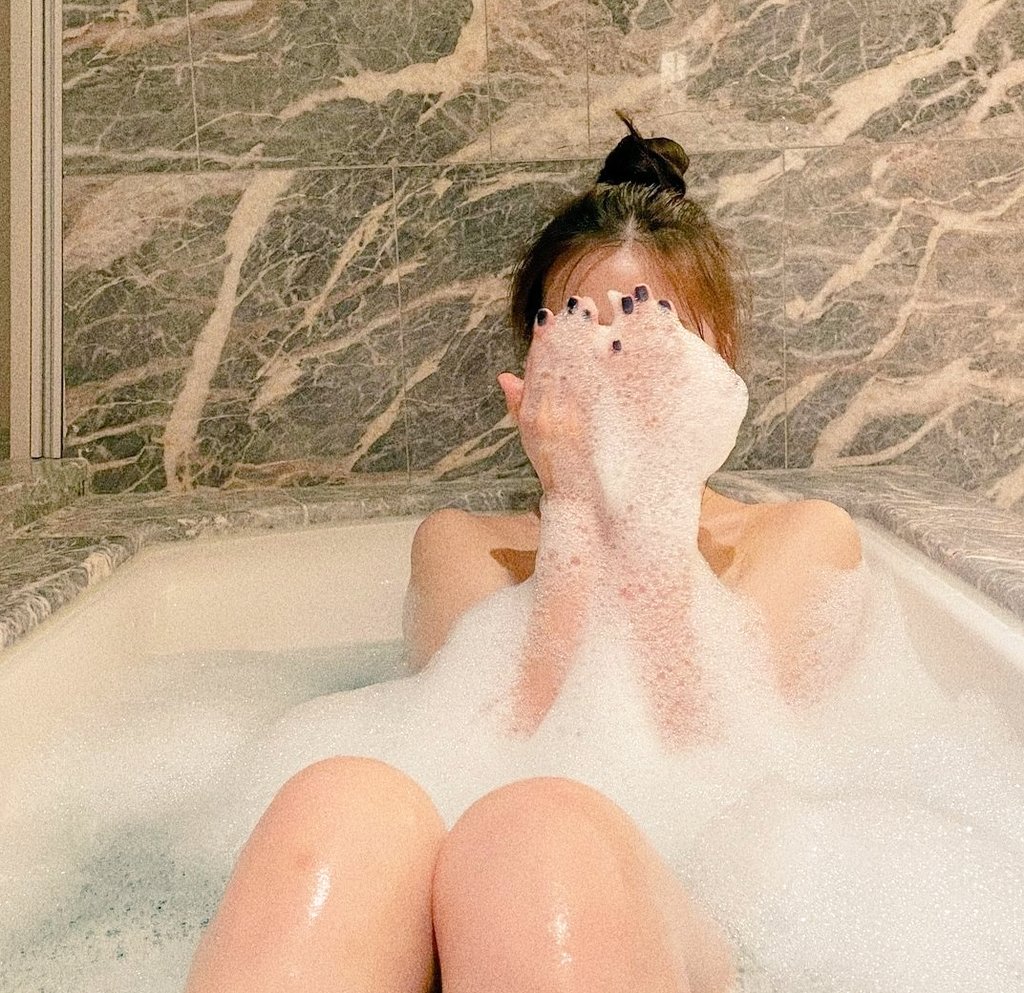 お風呂の中で オ ナ ニ ー しちゃった...

恥ずかしすぎて、顔隠してる図です。