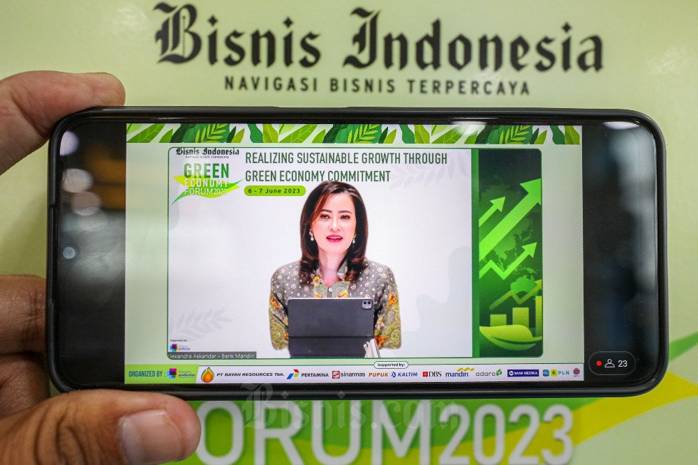 Jejeytanpamu's tweet photo. Bank Mandiri (BMRI) menggandeng swasta hingga NGO untuk mendukung upaya Indonesia bebas karbon dalam ajang Mandiri Jogja Marathon 2023.
Seperti yang disampaikan Bu Alexandra Askandar, Wakil Direktur Utama Bank Mandiri di Green Economy Forum by @bisnisindgroup https://t.co/sx27ytUeBD