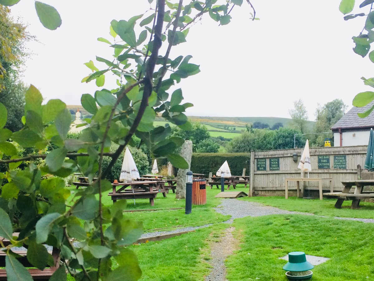 ashtangayy's tweet photo. イギリスのバーはワンコOK🐕🦺
#widecombe in the moor https://t.co/fNbQKRIgt6