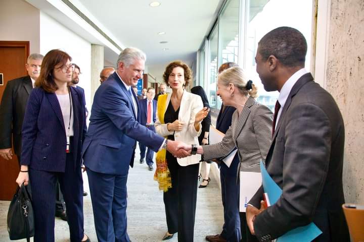 Nuestro 1er Sec. del CCPCC @DíazCanelB  fue recibido por la directora general de la UNESCO, Audrey Azoulay, en la sede del organismo internacional en París,encuentro que se produce en el marco del 70 aniversario de las relaciones entre #Cuba y la #UNESCO.
#DíazCanelEnFrancia 🇨🇺🇨🇵