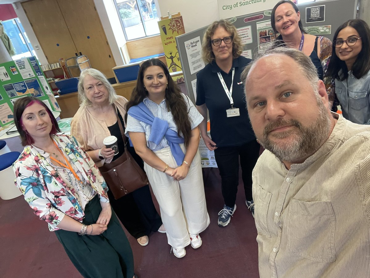 Great to catch up with @SwindonCoS at their #RefugeeWeek event at the Central Library! Keen for Swindon to become a #BoroughOfSanctuary with #LibrariesOfSanctuary. Good to see @HealthwatchSwin there as well!