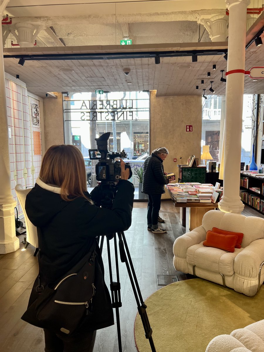 🤳🏼 Sempre us ensenyem les entrevistes, els reportatges i les ressenyes dels nostres autors i autores. Avui canviem l'enfocament i us fem un petit recorregut per la premsa tal com la vivim nosaltres! 

Gràcies a periodistes i traductors podem dur els #còmics més a prop vostre 💙