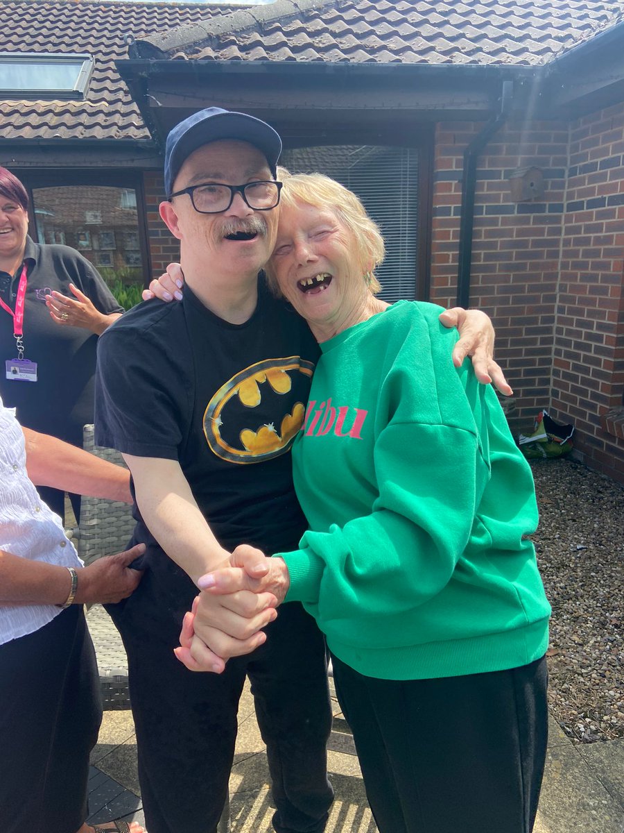 ElmTreeCourt1's tweet photo. SAME DIFFERENCE 😄

This morning we had a great time in the garden with the learners and staff from @SameDifferenc17 we had a game with the parachute and a good old singalong! #communitylink #hicaactivities https://t.co/6Tw9e5a1LH