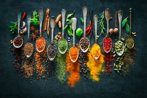 Use Herbs and Spices at Each Meal. 🌿

Herbs have anti-inflammatory, DNA protective, and even epigenetic effects. They also have a beneficial impact on the gut microbiome.

Herbs, especially ginger, rosemary, oregano, turmeric and garlic. Just a small amount = powerful effect.