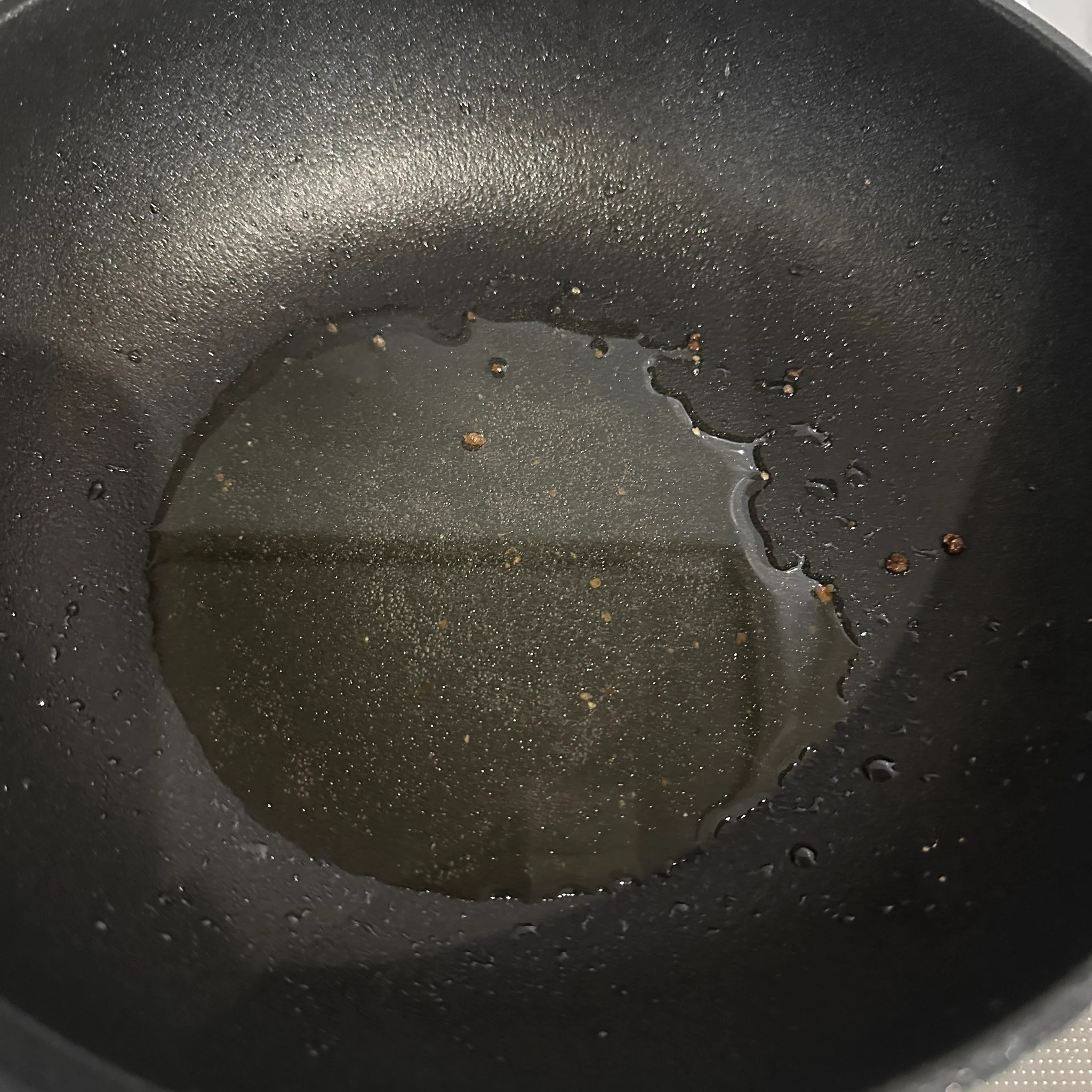 揚げたてが特に美味しいです！冷めたらアルミ箔のせてトースターで油がジュワッと出るまで温め直すのがおすすめ
揚げるといっても使用後の油はこの程度(画像)の量です
醤油→だし醤油だともっと美味しそう！チューブにんにく足しても◎
片栗粉を大量に使うの気が引ける場合、先にまぶす大さじ3の片栗粉を小麦粉にするとトゥルトゥル溶けていかないので、最終的に少なめの片栗粉ですみます(冷めてから食べる場合も小麦粉入ってるほうが硬くなりにくい)