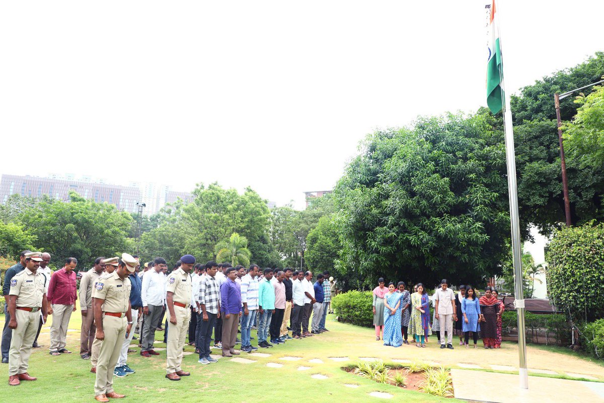 cyberabadpolice's tweet photo. దశాబ్ది ఉత్సవాల్లో భాగంగా గురువారం తెలంగాణ అమరవీరులకు సైబరాబాద్ పోలీసులు నివాళులర్పించారు. కమిషనరేట్ కార్యాలయ ఆవరణలో పోలీస్ అధికారులు, సిబ్బంది మౌనం పాటించి అమరులకు అంజలి ఘటించారు. https://t.co/HhNa2FeJPo