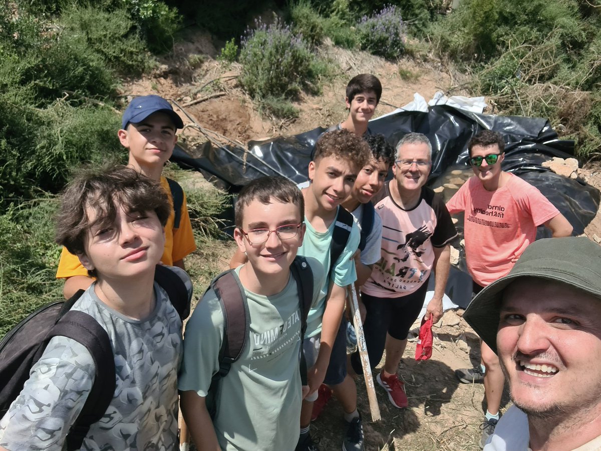 creect1's tweet photo. Vaya currazo de mañana con los chic@s del #IESMolinos.
Hemos creado con ell@s la primera balsa de anfibios🐸del #Cerrodelosmoros .Ni el calor 🌞🔥ni las piedras, ni.... han podido con nosotr@s.Los🐦🕊 🦉🐝 🦋 también se servirán de ella...pronto os ponemos➕️  imagenes😉 https://t.co/4yfXu0dRUO