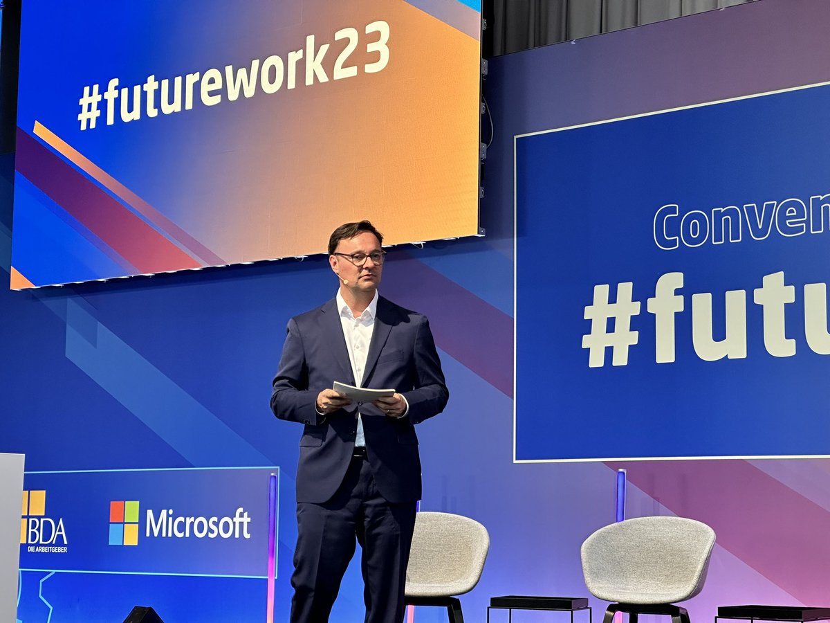 Mal kurz die Saarländer-Quote bei der #futurework23 verdoppelt. <a href="/OlliLuksic/">Oliver Luksic</a> gibt den Impuls des @bmdv zur Digitalisierungsstrategie der Bundesregierung 
#saarland #Digitalisierung #newwork