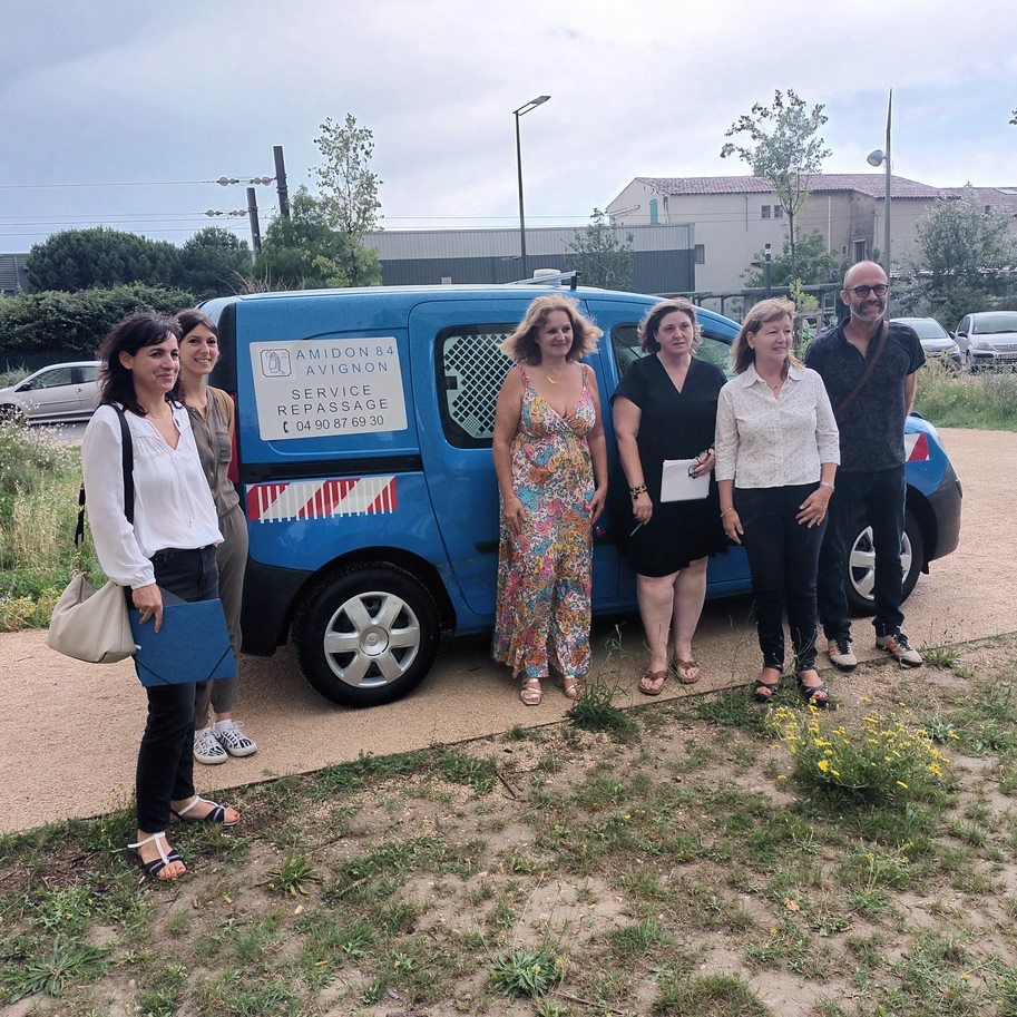 [#Solidarité et #Décarbonnation]
<a href="/enedis/">Enedis</a> fait don d’un🚘électrique à AMIDON84, association qui œuvre en faveur de l’insertion sociale par le travail au travers d’une activité de blanchisserie. Ce véhicule permettra aux salariées de réaliser leurs tournées dans une zone Crit'Air