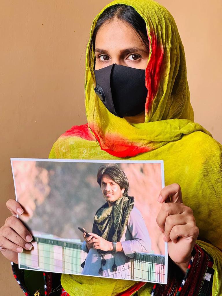 BabulLateef's tweet photo. راشد ھُسین ءِ بیگواھی ءَ آئی کھول کُجام تورشتانی دیمپان اِنت، اے آچشیں درد ءِ دیمپان مرچی تانسریں بلوچ راج اِنت۔۔۔۔۔
پرے ھاتِر ءَ پہ راشد ھُسین ءُ توامیں بلوچ پُسّگانی آجوئی ءِ ھاتر ءَ ھمدستی ءَ دیم پہ مِنزل ءَ رھادگ بِہ بَہ اِت۔۔۔۔۔۔۔۔۔
@FaridaBaloch_
#SaveRashidHussain https://t.co/Ecrd8ud2nr