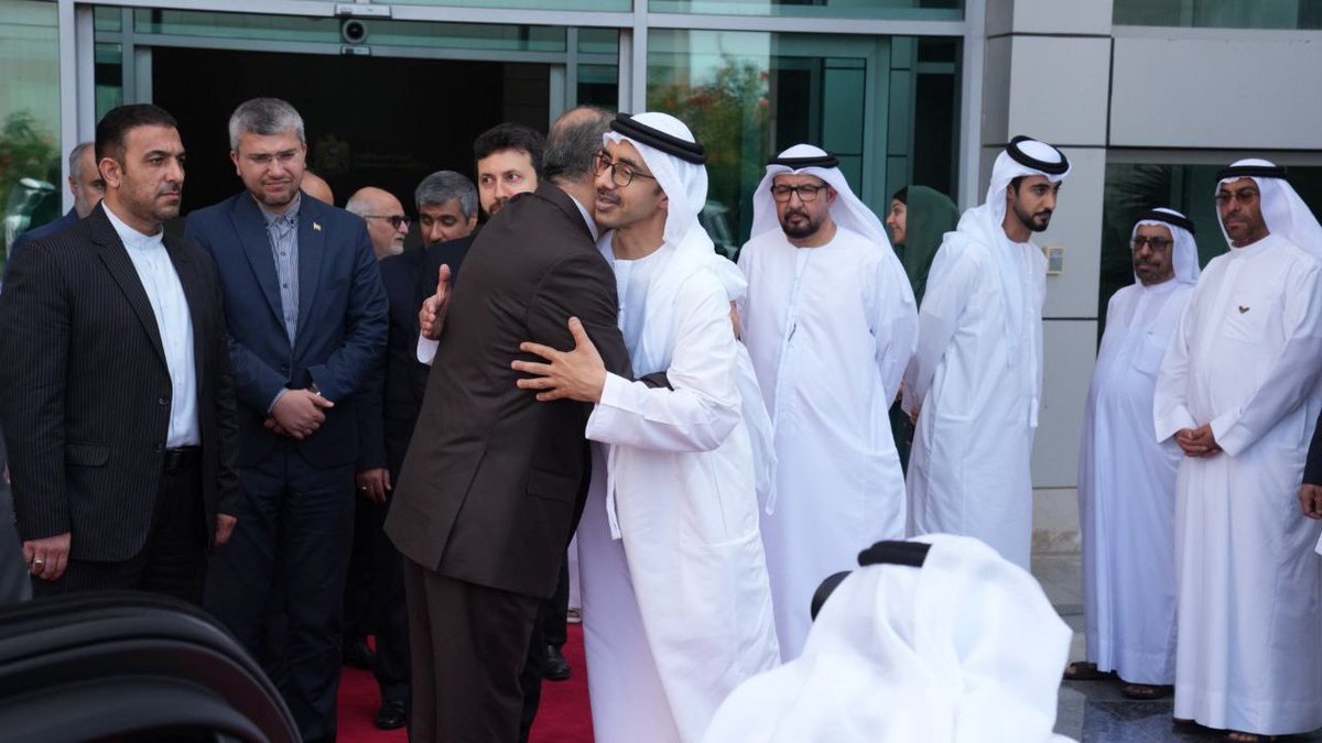 دیدار وزیر امور خارجه کشورمان با شیخ عبدالله بن زائد وزیر امور خارجه #امارات 
در دیدار وزیر امور خارجه کشورمان با وزیر امور خارجه امارات، موضوعات اولویت دار دو کشور در زمینه های مختلف سیاسی، اقتصادی، تجاری، کنسولی، فرهنگی، علمی و کنسولی مورد گفتگو و تبادل نظر قرار گرفت.