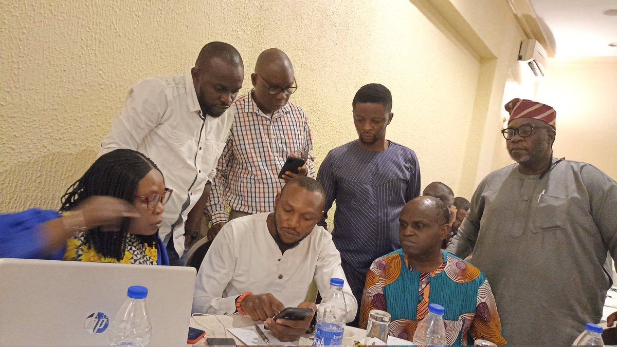 It's been three days of multiple sessions at the #NLNGChangeYourStory
#digitaljournalism training sponsored by @nigeriaLNG 

In-between, @masondan gives them tasks to tackle as individual projects or in 'teams'. 

@rosemoses2010 @AnthonyIsibor @Henryakubuiro1