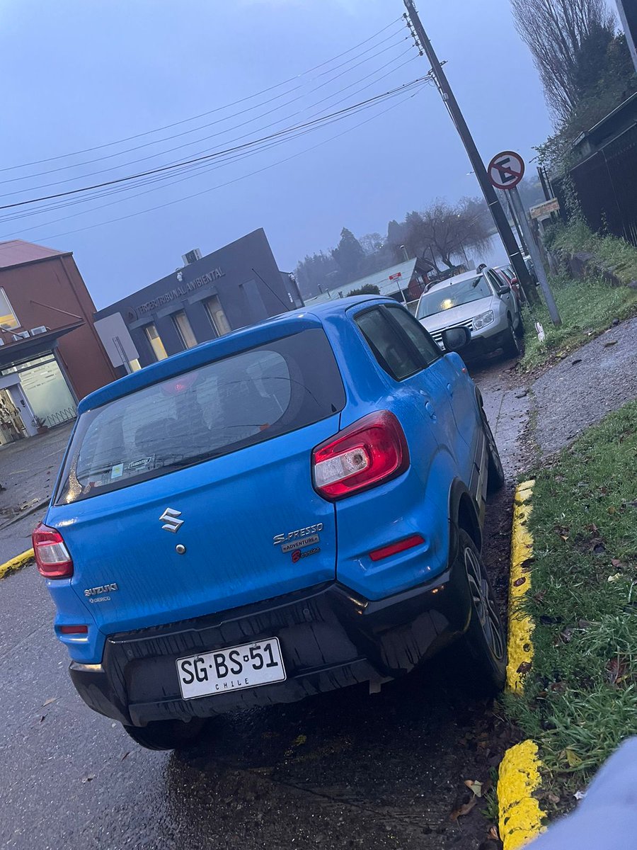 PattyCeverio's tweet photo. Este vehículo azul insiste en estacionarse en sector no habilitado, se le ha avisado en reiteradas ocasiones y obstruye visual de quienes salen  @_MalEstacionado @munivaldivia #ValdiviaCl https://t.co/kLJwllZkb5