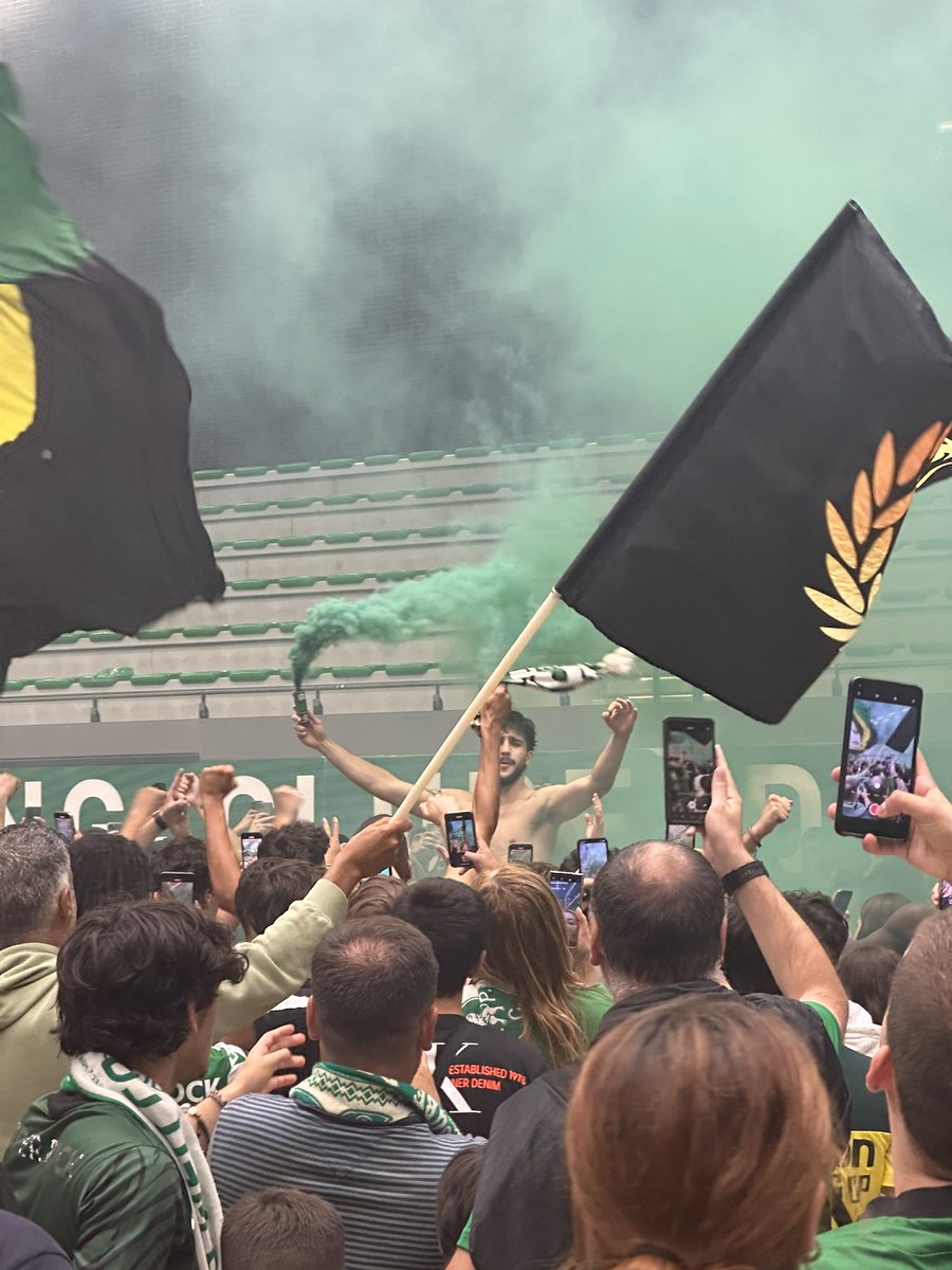 🟢⚪️TRI-CAMPEÕES⚪️🟢
Dia maravilhoso passado em Família!
Obrigado #SportingCP pelo tanto que nos dás!
#DiaDeSporting #FutsalSCP #Futsal 
@Sporting_CP @SCPModalidades