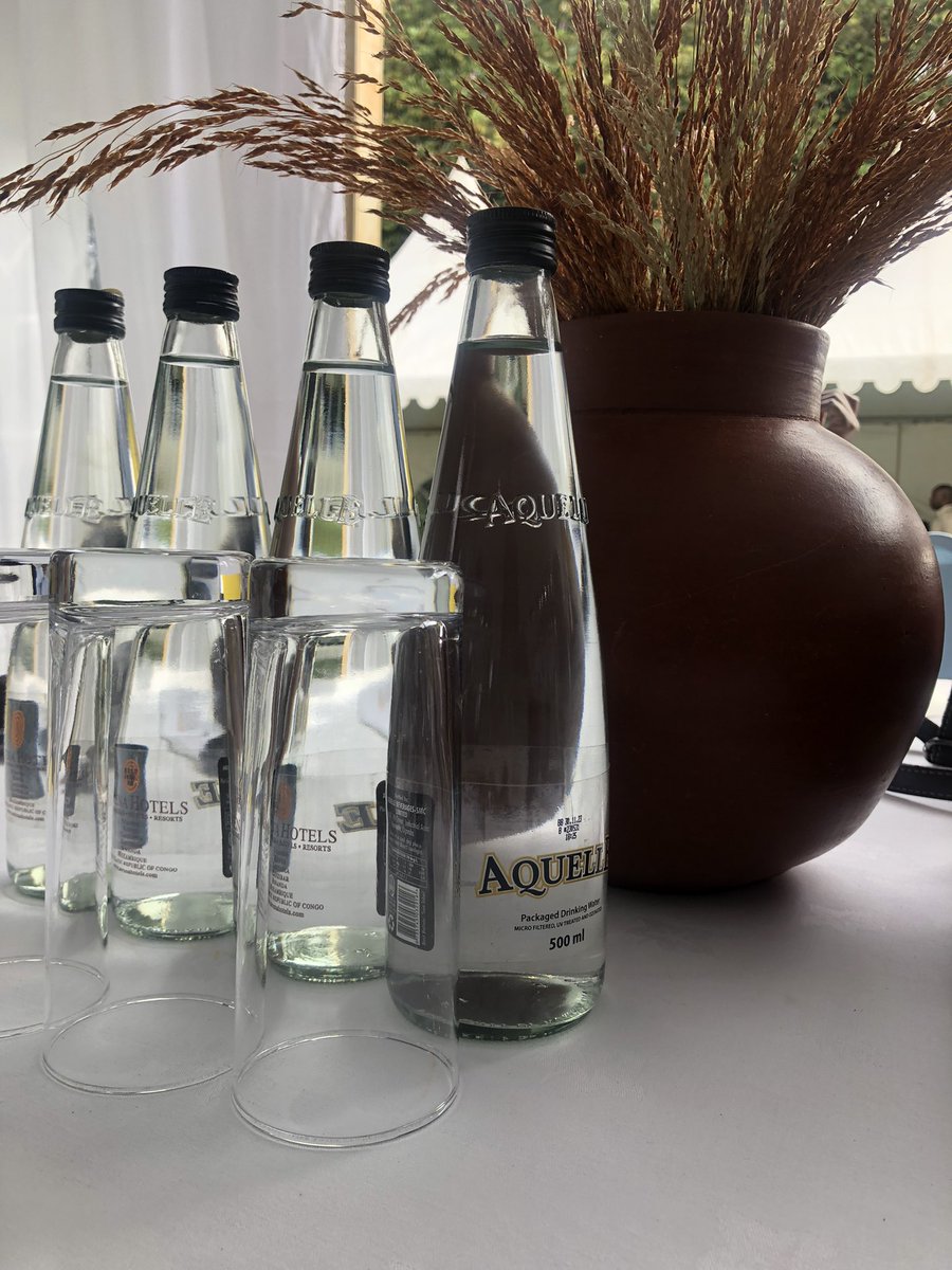 OlivielOfficial's tweet photo. Business Owners in 🇺🇬 are thinking green!
Water is now bottled in glass,which will encourage reuse and reduce plastic use !
Businesses should be supported to adopt and green their businesses
@nemaug @nemaugED @min_waterUg @taasaobutonde
#stopplasticuse
#taasaobutonde https://t.co/Gv0KhxtwS8