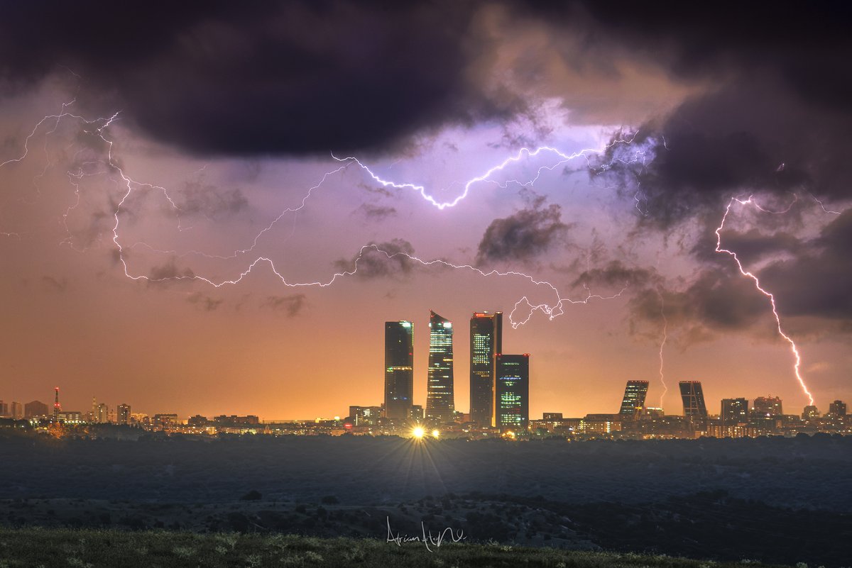 Solsticio de Ve-rayo

Una cadena de tormentas que ha pasado sobre la capital esta tarde noche han dejado unas buenas postales en el día mas largo del año

#madrid_best_photos #igersmadrid #madrid #madridspain #storm #flash #cityscapes #cityscape #stormy #weather