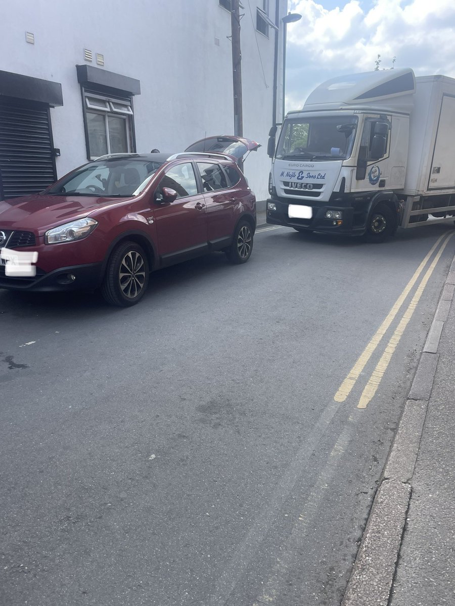Illegally parked car on double yellows hinders the lorry trying to turn! Pcn issued and words of advise about parking in future . #yousaidwedid @ParkingTeamNttm  @BlatantWatch @BadParkersUK @ParkingReview #nottingham #radford