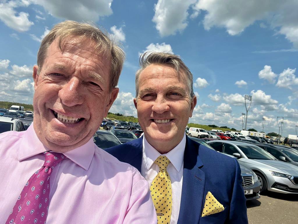 I’m the good looking one on the left 😂 The stars are out at ⁦@ChelmsfordCRC⁩ today for a hot & sunny #LadiesDay and it’s great to bump into @BradleyWalsh⁩ 🤩🐎🍾