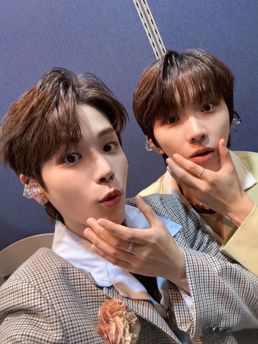 BOYNEXTDOOR_twt's tweet photo. 뭐 이리 예뻐? 미쳤나 봐.. I’m sorry 

앗! 그리고 10시에 DF LIVE도 공개되니까 기대 많이 해주세요! 
소문에 의하면 정말 멋있다고 합니다.. ㅎㅎ
#BOYNEXTDOOR #RIWOO #WOONHAK
#리우 #운학 https://t.co/xxOQiwhj2I