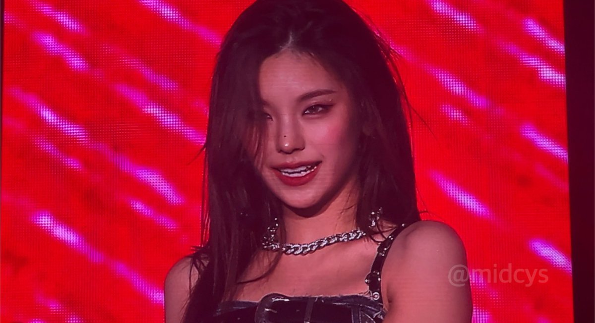 YJF1LES's tweet photo. she's actually hotter than hell https://t.co/TtkGWmr00p