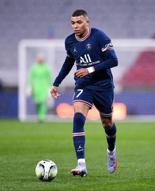 betexwin's tweet photo. WHO DO YOU PREFER TO BE YOUR NEXT GOAT ?

MBAPPE - RT ♻️

HAALAND - LIKE ❤️ https://t.co/SoPHmGYzaC