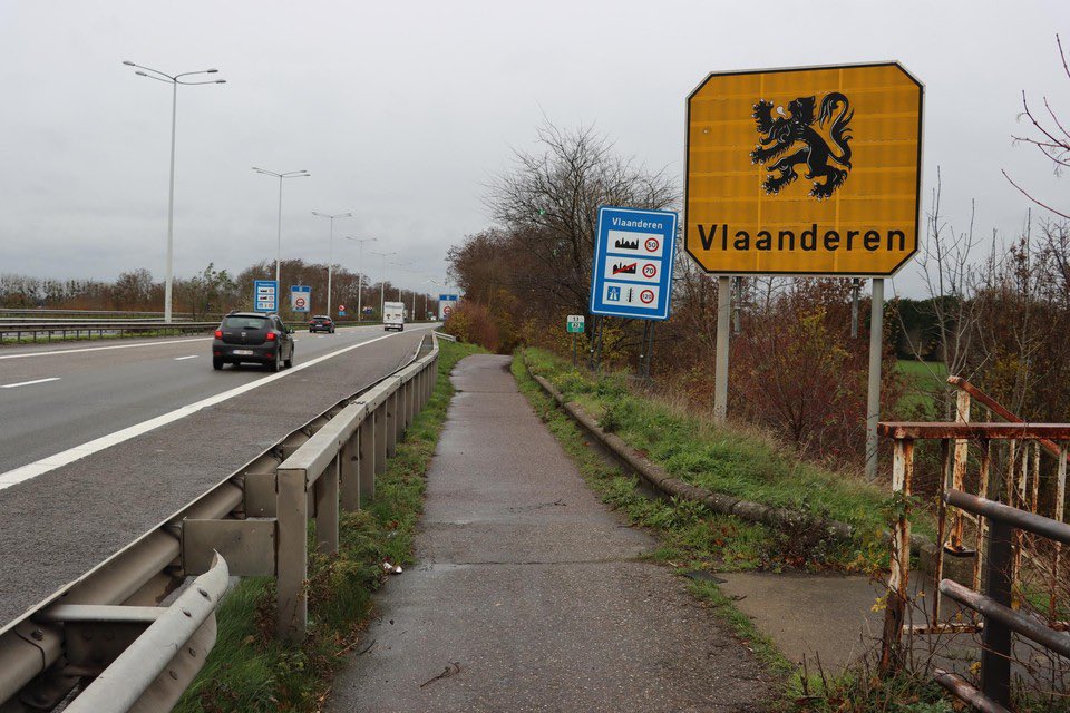 BeeckmanKristof's tweet photo. @claesbart @tomvangrieken Misschien ook al onze verkeersborden laten vervangen door, ik zeg maar wat, regenboogvlaggen…? https://t.co/GIRoffliHo
