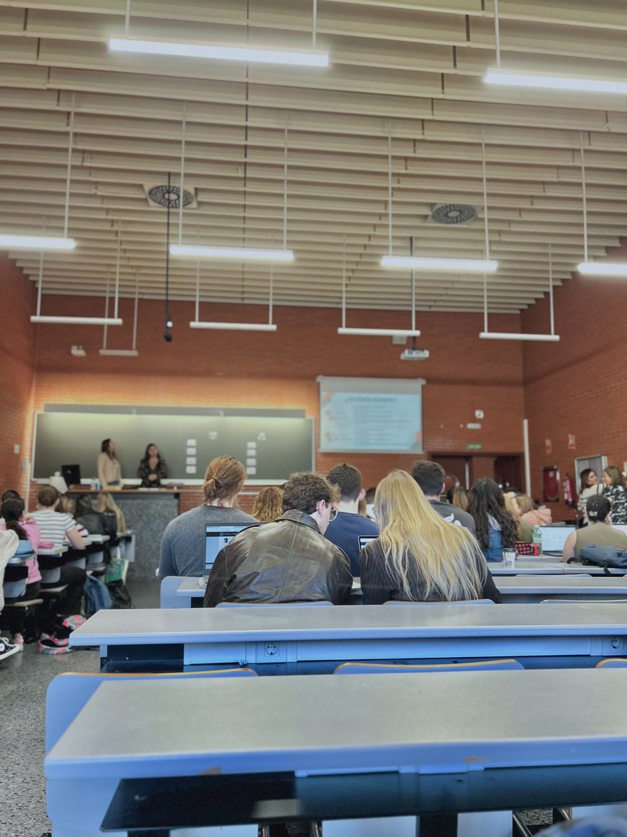 Our colleague Silvia presented a workshop on tech industry opportunities to Tourism & Business Admin students at University of Valencia 👩🏻‍💻 Explore diverse roles in tech industry - HR.

💪🏼 At New Work, we believe skill diversity is the key to success in the digital age! 🚀