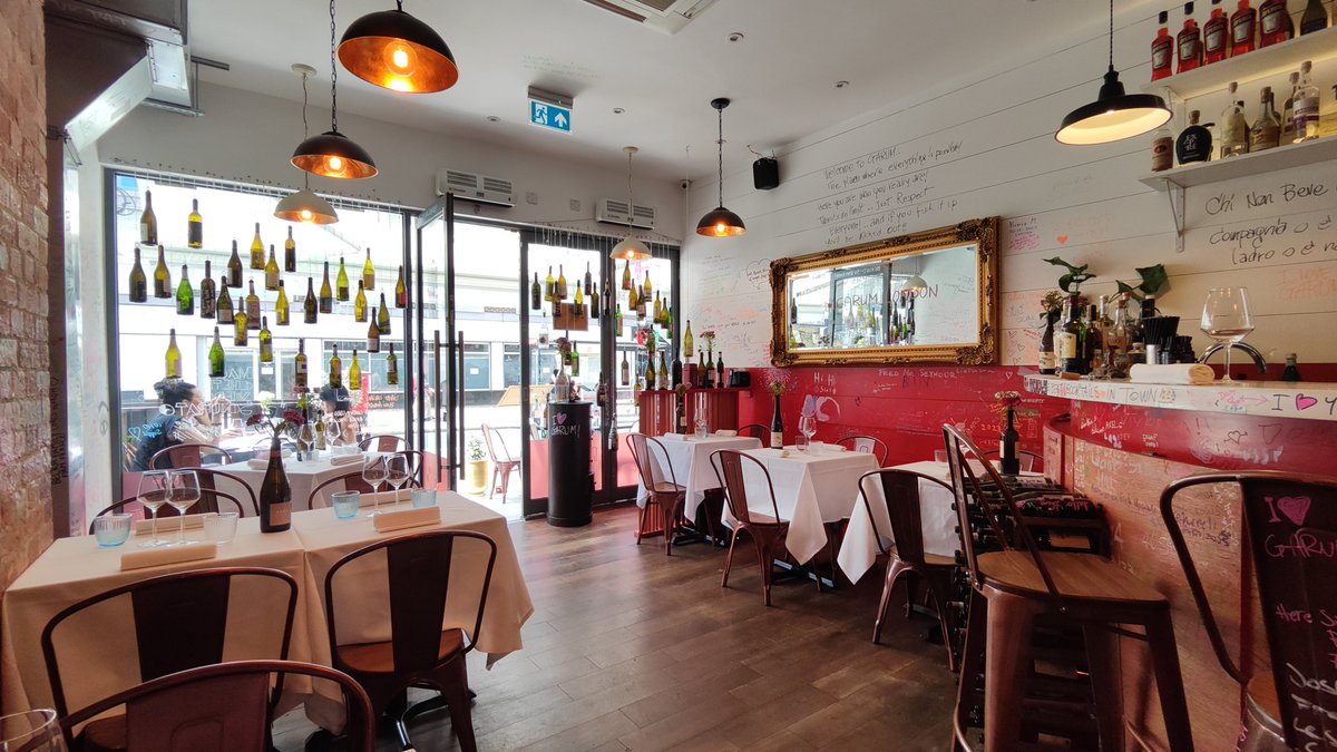Leckers Restaurant in London-Bayswater - Inhaber ein junger '#Roma', ... über unser 'Lazio Merda' freute er sich ganz besonders ('...you made my day...!), und fragte mich direkt was er von #NDicka erwarten darf. 🙏🏼

Zu 🍝 #Carbonara gabs 🍷 #TintoDeVerano (I ❤️ it!), kann es für…