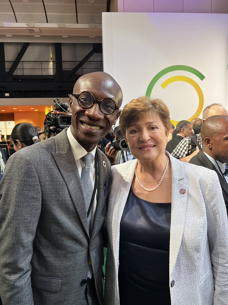 HoudoEric's tweet photo. Très heureux de retrouver @KGeorgieva en marge du Sommet pour un nouveau pacte financier mondial à #Paris. Au cours de la 3ème table ronde , elle rappelle  « qu’il faut travailler pour que ce monde soit meilleur pour tous. »#Agenda2030 #changementclimatique https://t.co/gB9MlcWNJ0